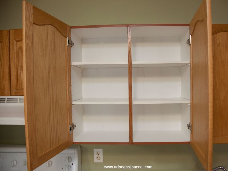 Cabinet-with-shelf-risers