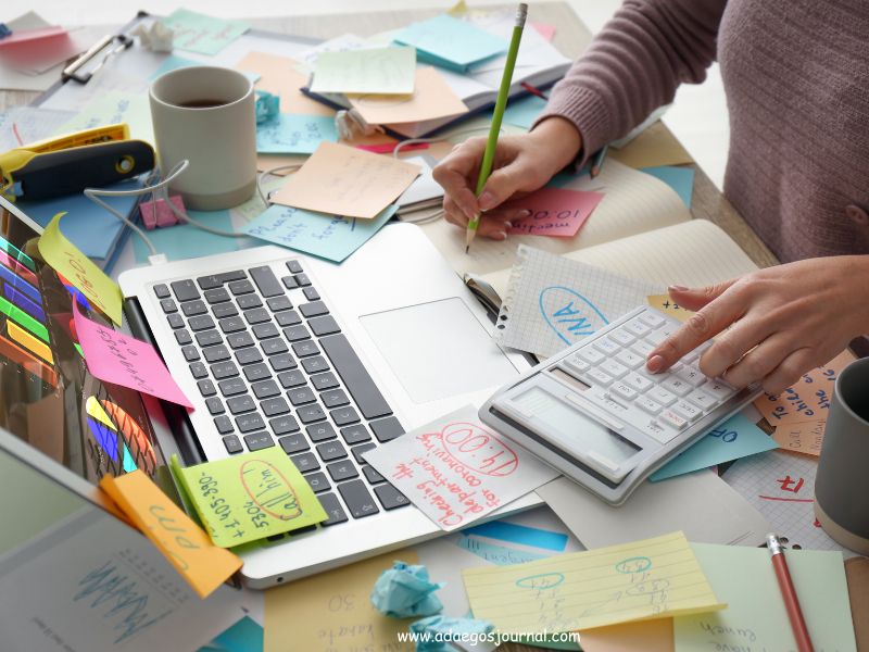 Messy-desk-with-laptop