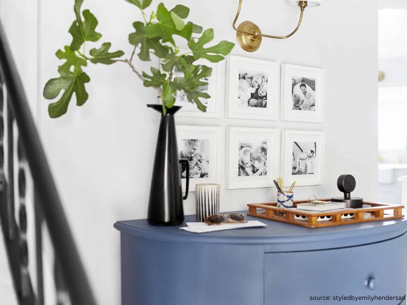 Entryway-with-photo-frames