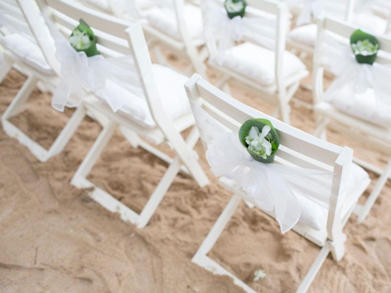 Minimal-Beach-Wedding-Seating-Ideas